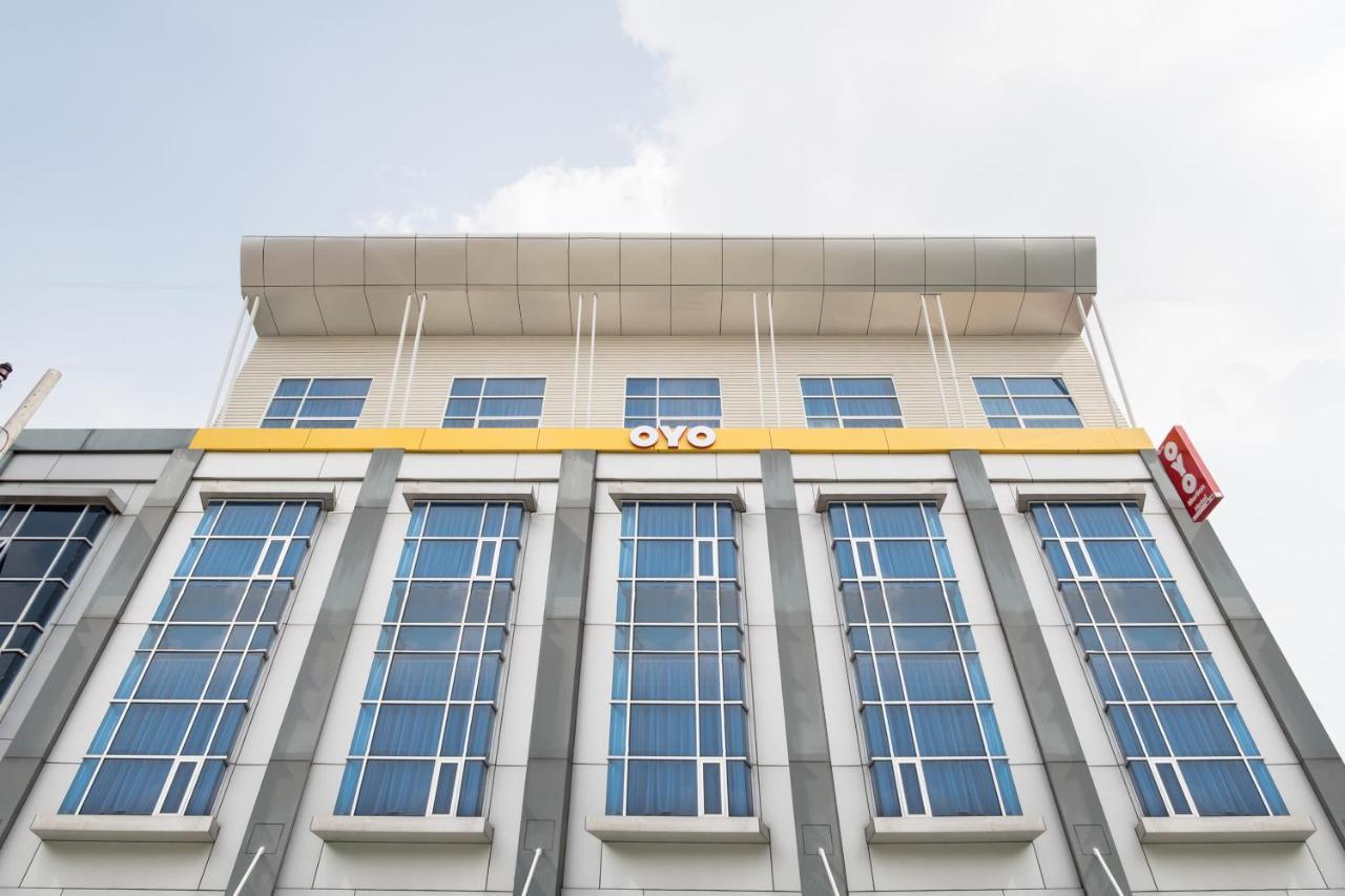 Oyo 727 Merlion Hotel Medan Exterior photo