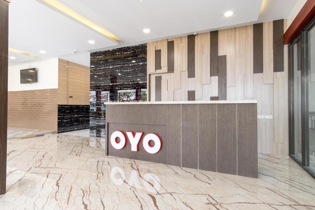 Oyo 727 Merlion Hotel Medan Exterior photo