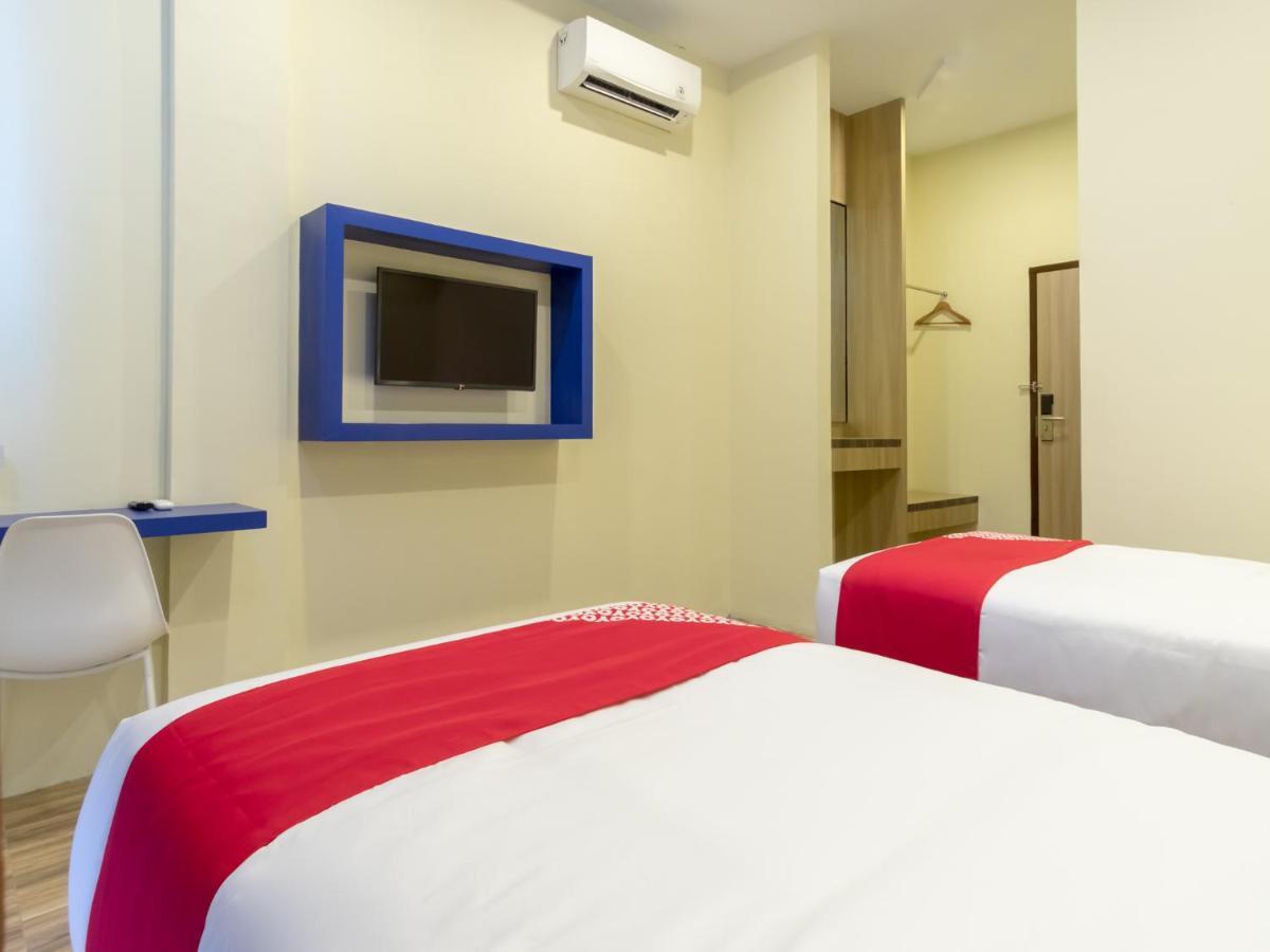 Oyo 727 Merlion Hotel Medan Exterior photo