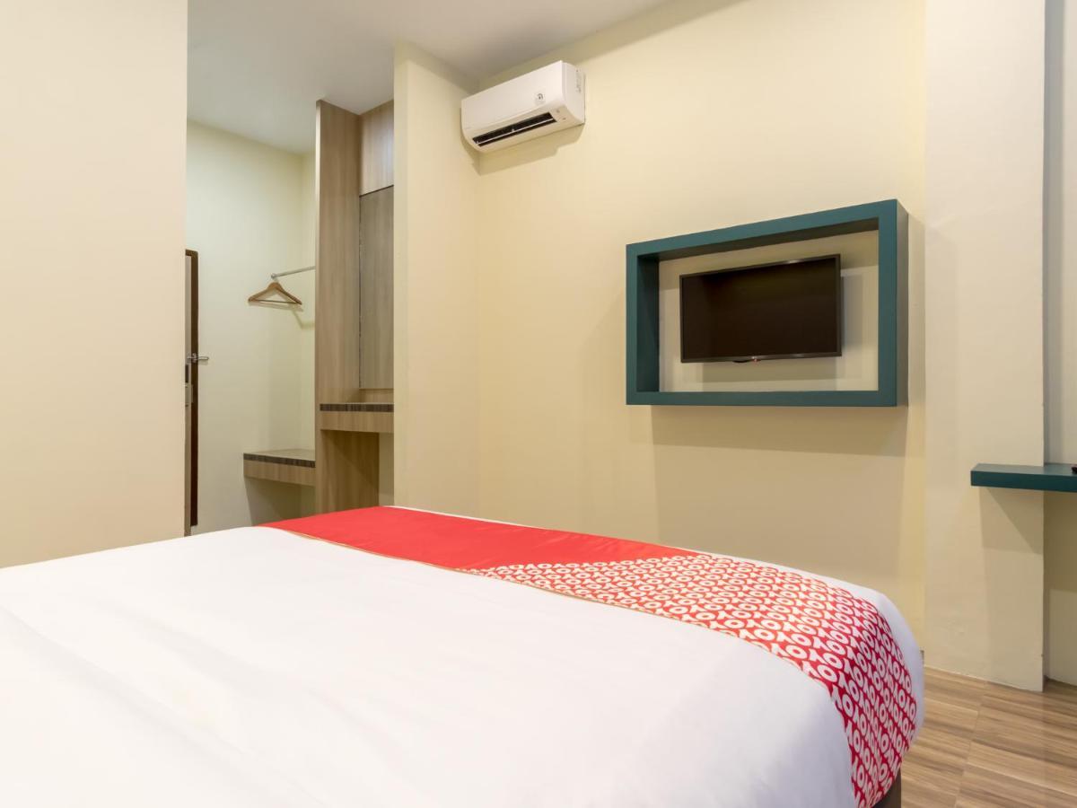 Oyo 727 Merlion Hotel Medan Exterior photo