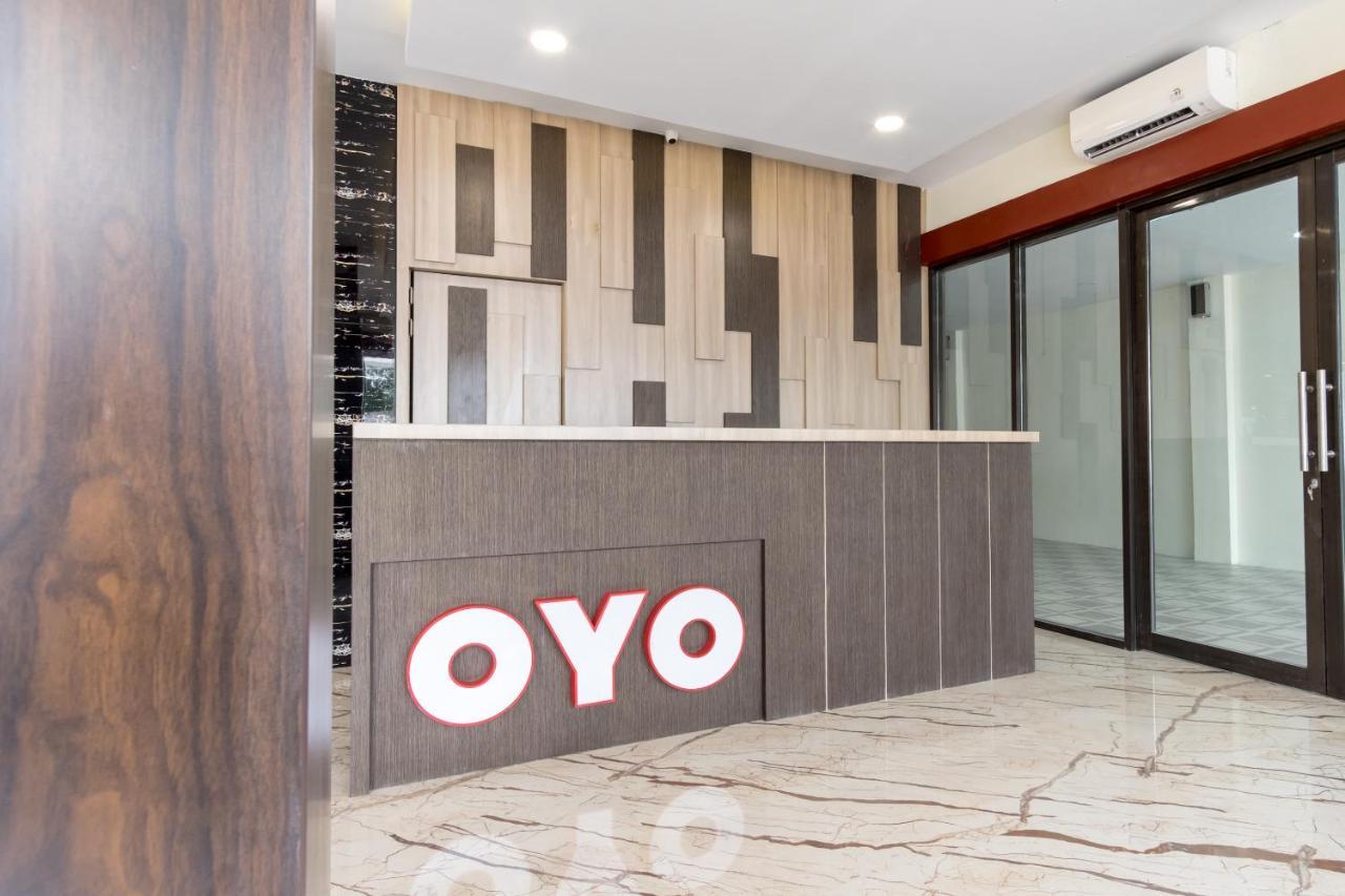 Oyo 727 Merlion Hotel Medan Exterior photo
