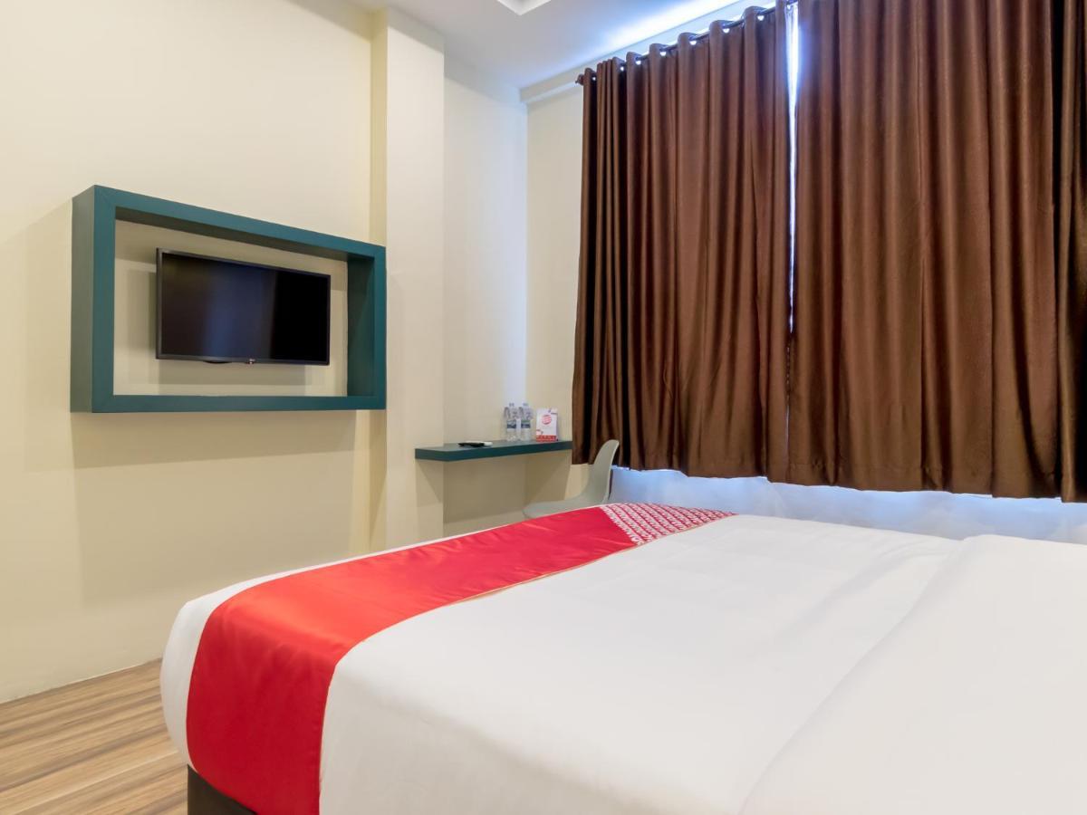 Oyo 727 Merlion Hotel Medan Exterior photo