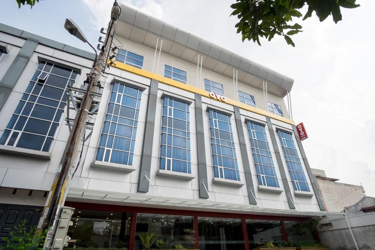 Oyo 727 Merlion Hotel Medan Exterior photo